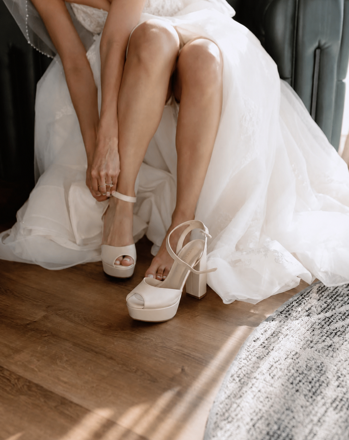 Novia preparándose y abrochando sus zapatos