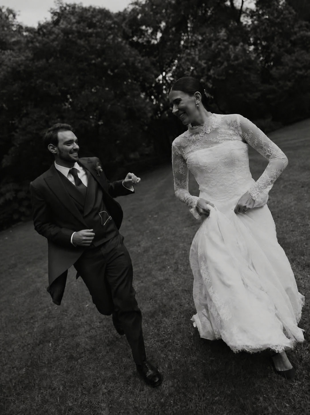 Pareja disfrutando su boda al aire libre