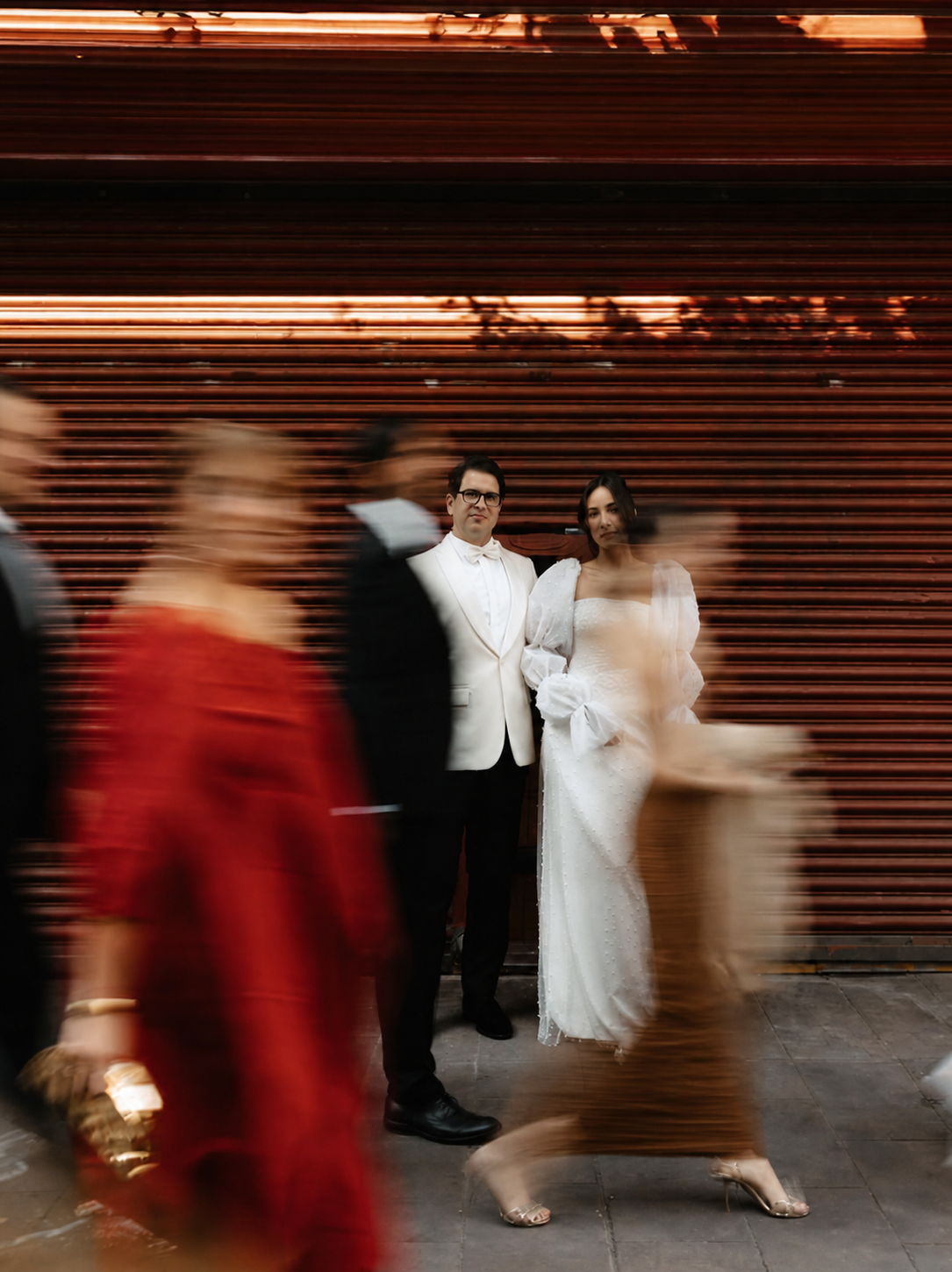 Pareja de recién casados en una escena editorial urbana