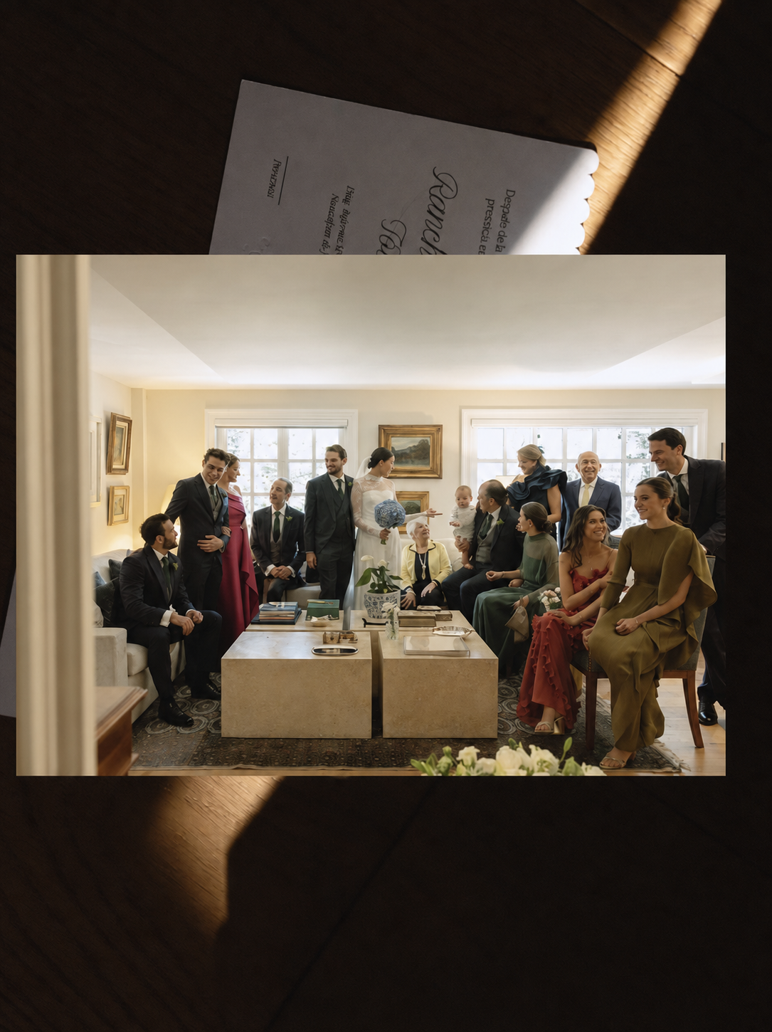 Familia e invitados reunidos con los novios antes de la ceremonia