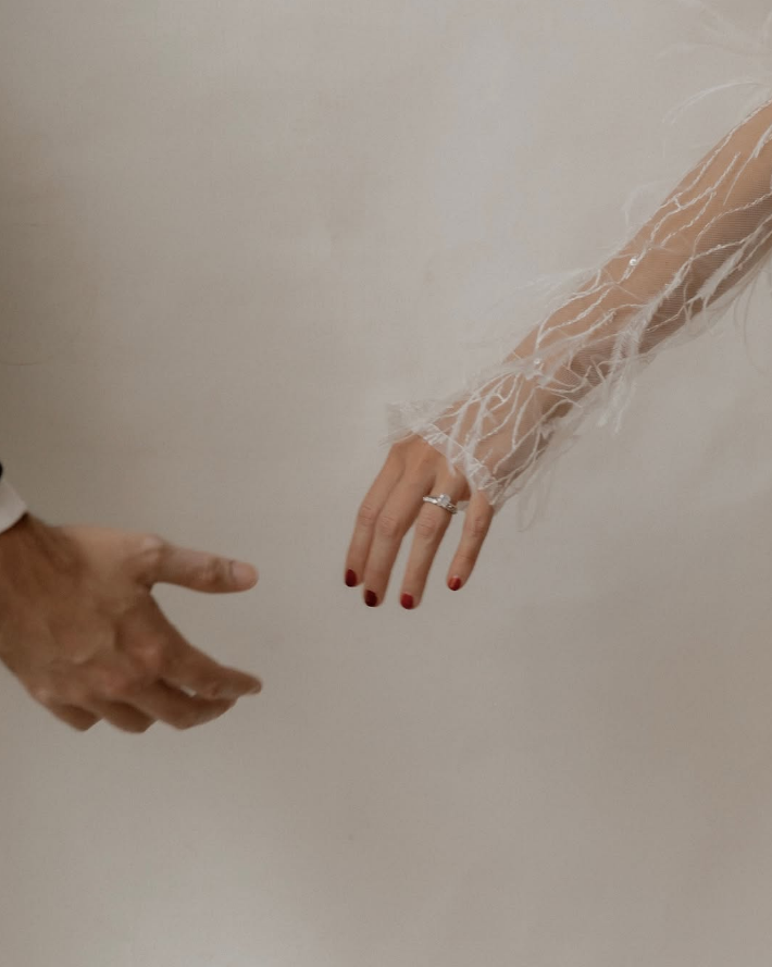Detalle íntimo de las manos de una pareja
