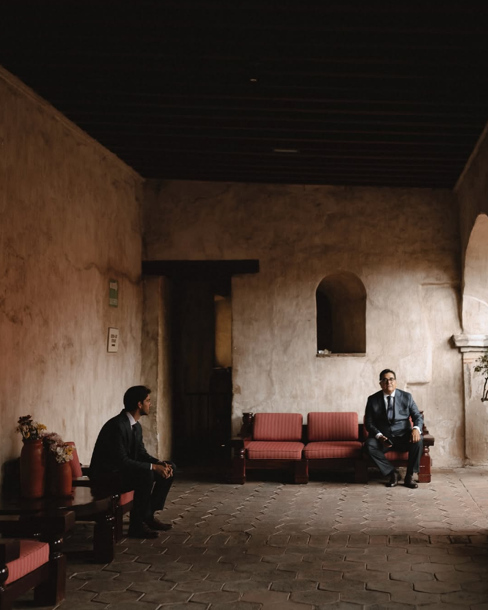 Invitados esperando en una sala de arquitectura histórica