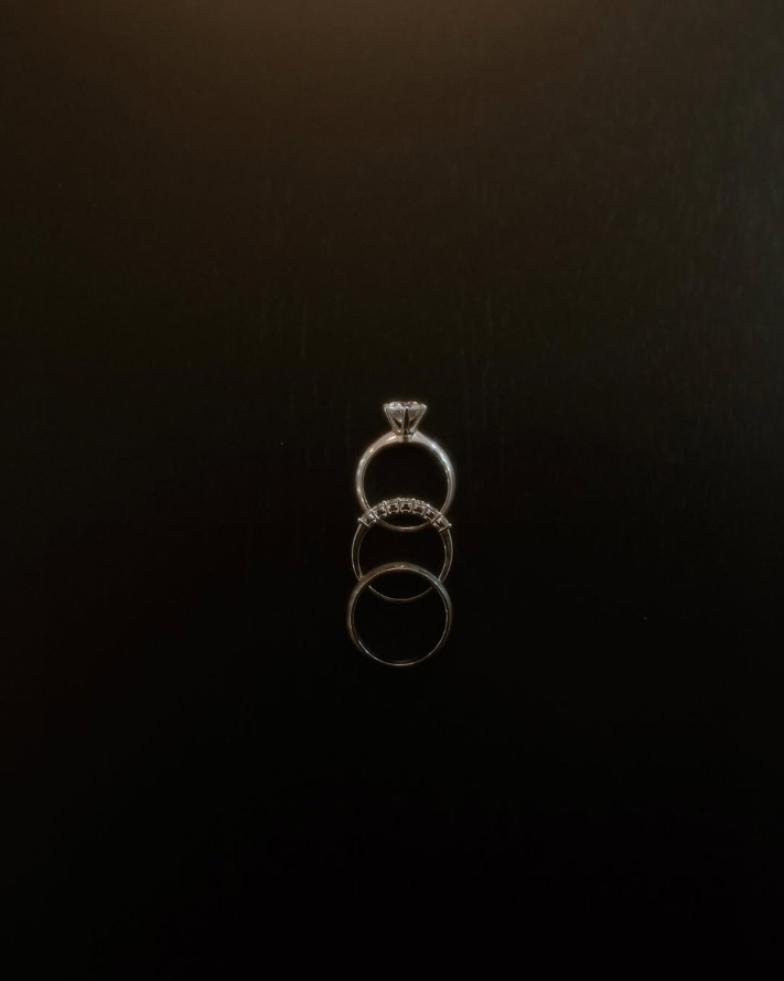 Tres anillos sobre una superficie oscura