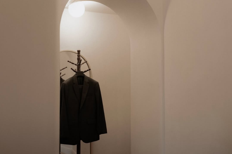 Traje negro en una arquitectura de arcos