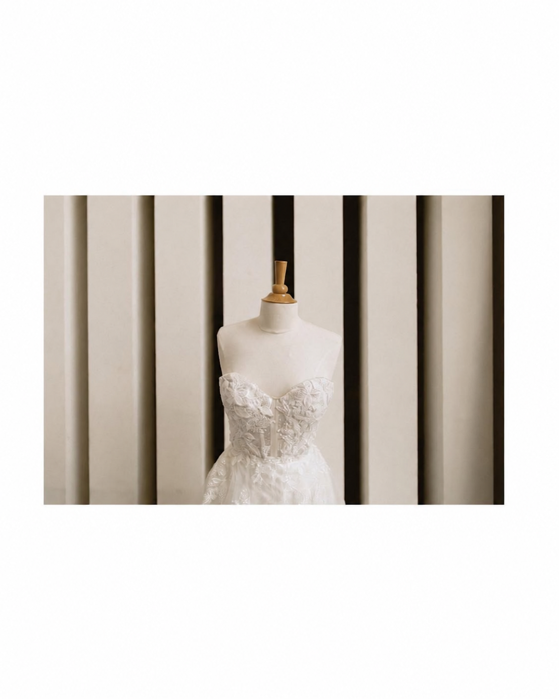Vestido de novia frente a una arquitectura de líneas verticales